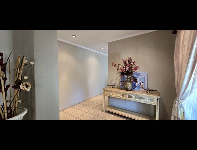 4 BEDROOM HOUSE FOR SALE IN ROOIHUISKRAAL NORTH